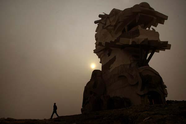 这些年各地短命的“巨资巨型”雕塑有多少？